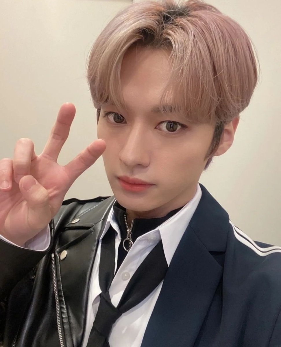 LeeKnowChileJYP's tweet photo. [ Instagram • 220424 ] Actualización de #LeeKnow en el Instagram de #StrayKids

"😃
#LeeKnowEsLindo" 

Cr. realstraykids
[#LeeKnowChile #Minho #LeeMinHo #리노 #민호 #이민호 #스트레이키즈]💎 https://t.co/aUEICdI2A0