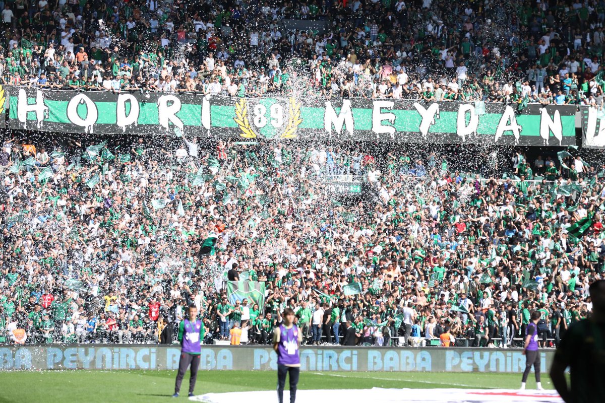 Oynayan oynamayan bütün yürekli takım arkadaşlarımın ayağına sağlık..
90 dakika tribünde koşulsuz şartsız destek olan taraftarımıza armağan olsun..  💚🖤 #kocaelispor