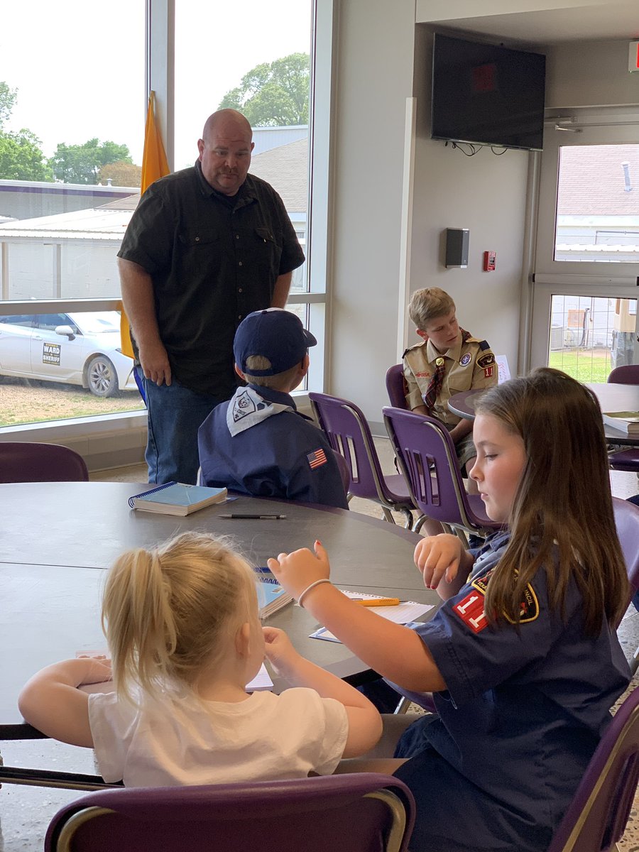 StephenDWard1's tweet photo. It’s a beautiful day in Miller County! Thank you to Cub Scout Pack 11 in Fouke for letting me speak about community service and the Sheriff’s Office! I appreciate your questions and interest! #ScoutingIsFun https://t.co/61aUAWzStn