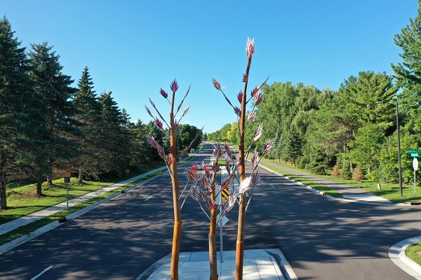 I love the prairie-themed artwork along Preserve Boulevard! Preserve blvd could easily be a 2-lane to allow for a bike lane in addition to the sidewalks.

edenprairie.org/community/arts…