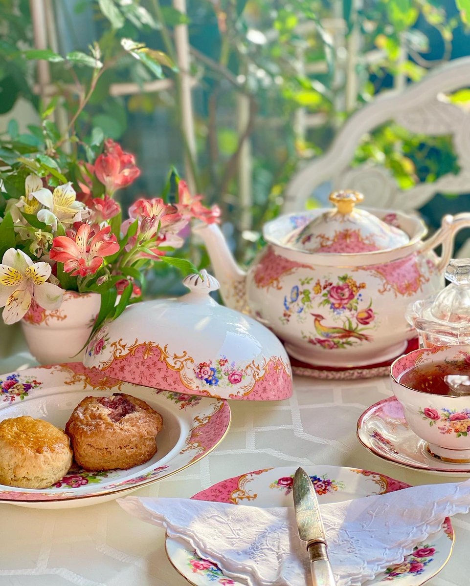 Sunday is a wonderful day to relax and prepare for the upcoming week. A cup of tea can become a great companion while enjoying the weekend and relishing in the beauty of spring days.

📷: @yukari_shiro