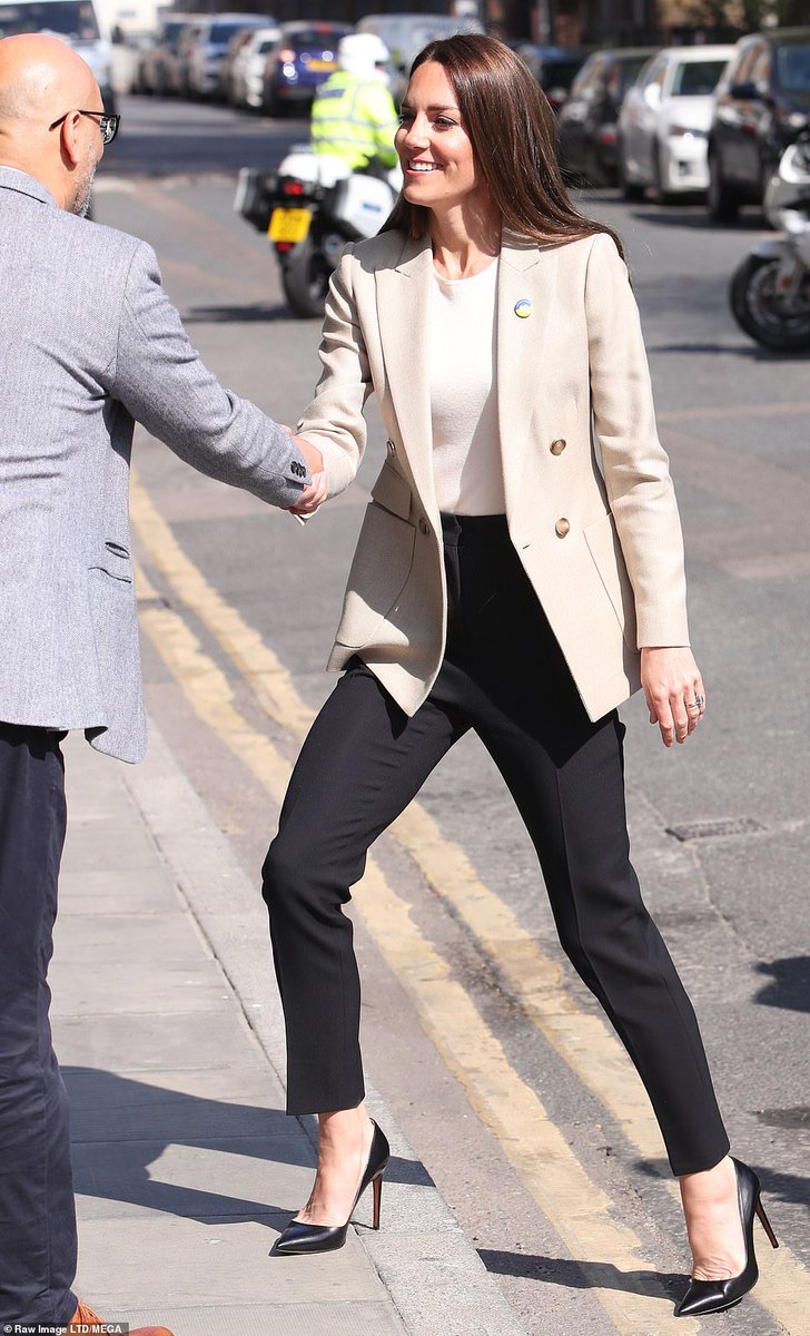 TheNorskaPaul's tweet photo. HRH #PrinceWilliam visits #DisastersEmergencyCommittee with #DuchessofCambridge in London Thursday.
The couple spoke to volunteers returning from #Ukraine & learned more about ongoing appeal to support people affected by #RussianUkraineWar 🇺🇦 https://t.co/1gMzzJ4JmZ