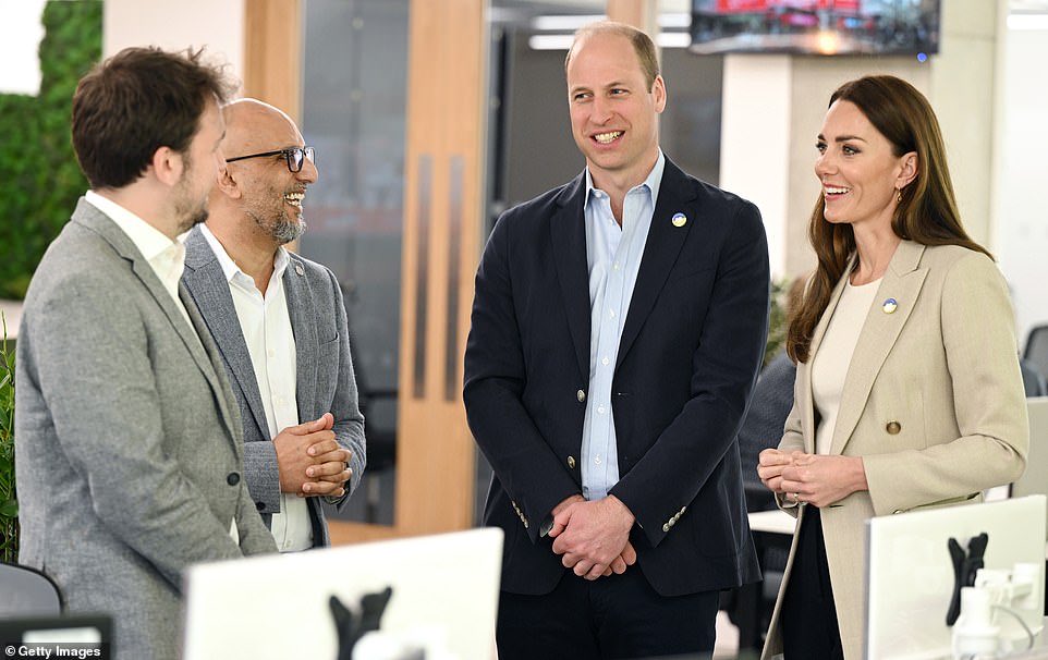 TheNorskaPaul's tweet photo. HRH #PrinceWilliam visits #DisastersEmergencyCommittee with #DuchessofCambridge in London Thursday.
The couple spoke to volunteers returning from #Ukraine & learned more about ongoing appeal to support people affected by #RussianUkraineWar 🇺🇦 https://t.co/1gMzzJ4JmZ
