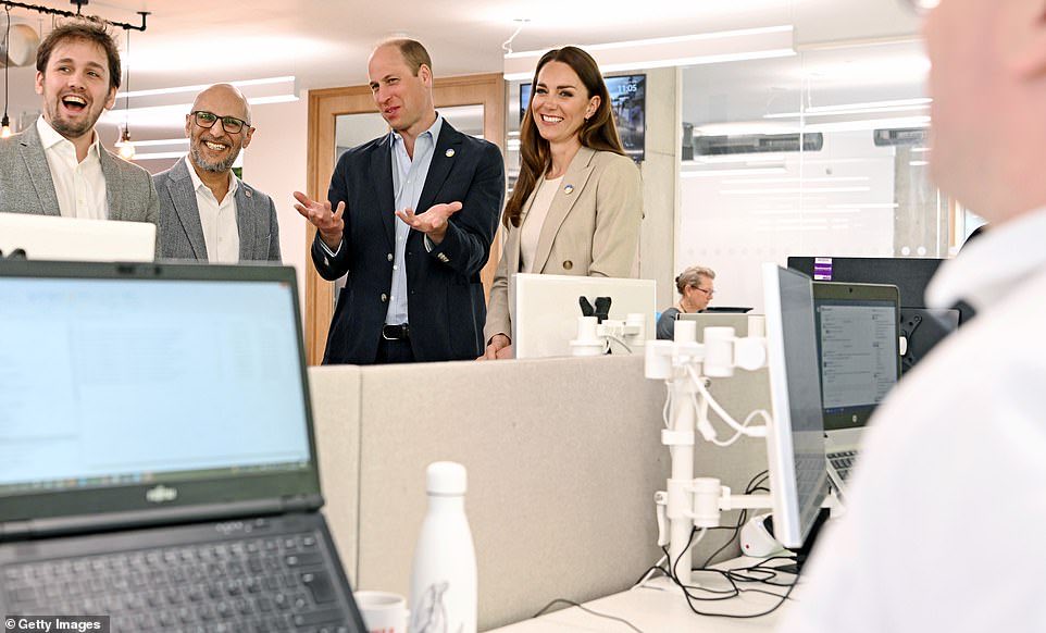 TheNorskaPaul's tweet photo. HRH #PrinceWilliam visits #DisastersEmergencyCommittee with #DuchessofCambridge in London Thursday.
The couple spoke to volunteers returning from #Ukraine & learned more about ongoing appeal to support people affected by #RussianUkraineWar 🇺🇦 https://t.co/1gMzzJ4JmZ