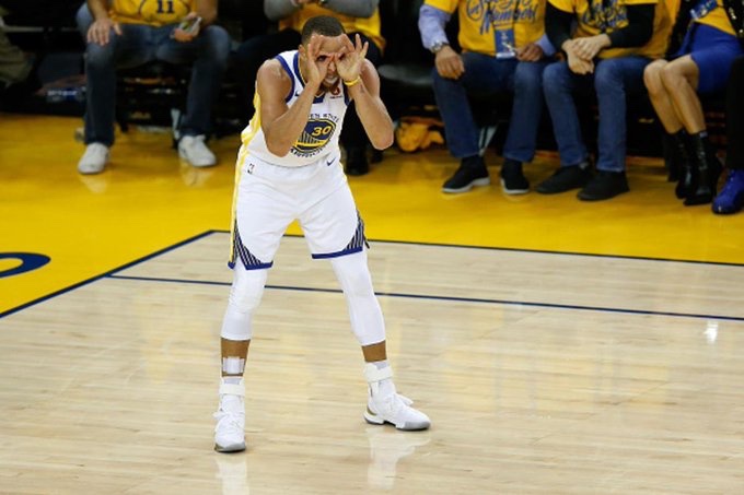 APGOAT_SZN's tweet photo. Your 3rd picture is what curry is looking at (no cheating) https://t.co/hLnIbRmwdG