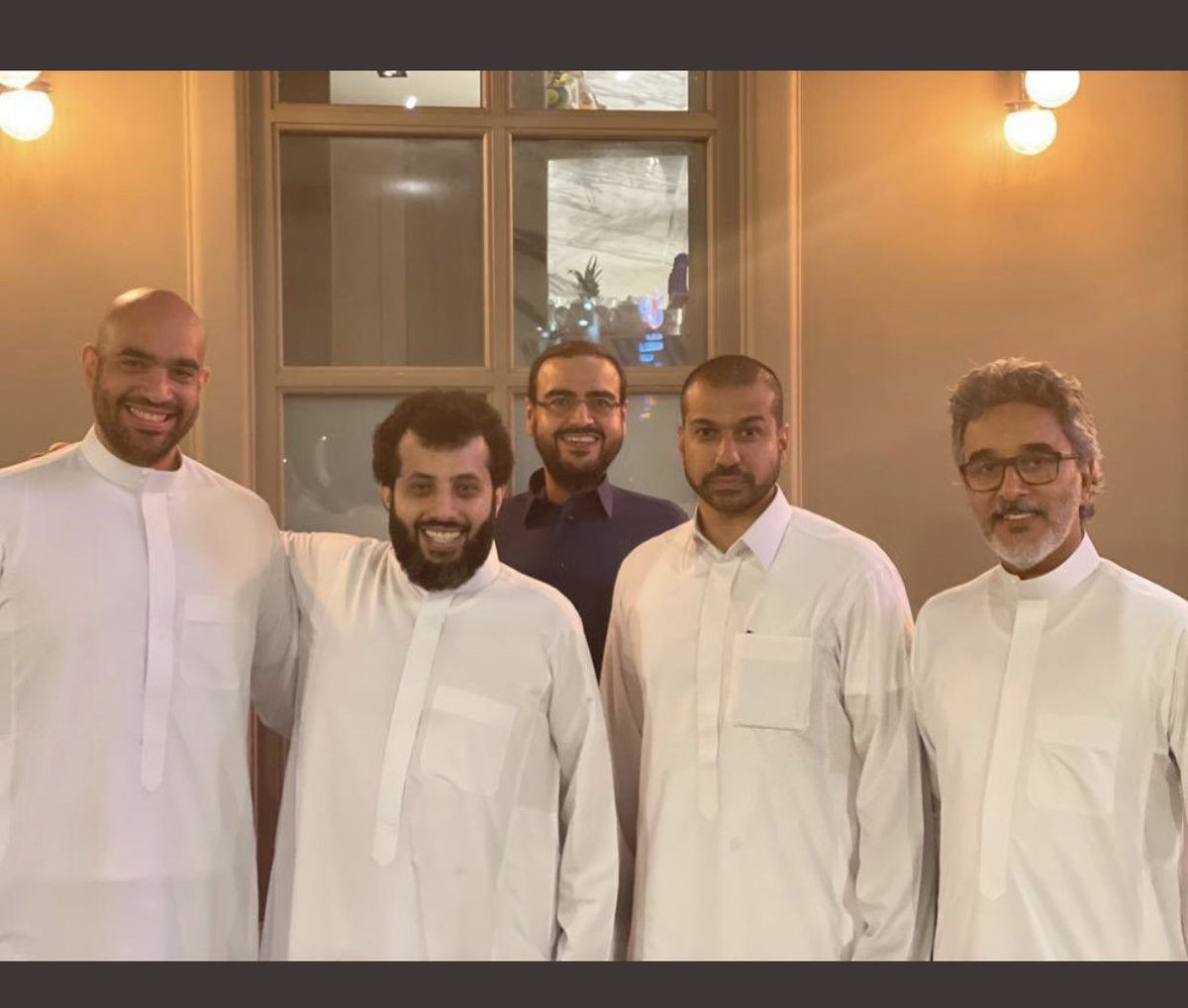 Budoor107's tweet photo. ١- معالي المستشار 

٢- يساره مباشرة  " راكان الطبيشي " 

٣- عبدالمحسن الحصيني

٤- سنان السعدي 

٥- وائل جمجوم  #مسابقة_ابوناصر https://t.co/f8PL6mA6Oh