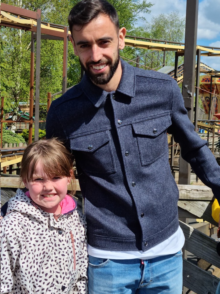 sarahjanew85's tweet photo. @KnowsleySafari @B_Fernandes8  What a great friendly guy #ManchesterUnited https://t.co/AL588DAWa5