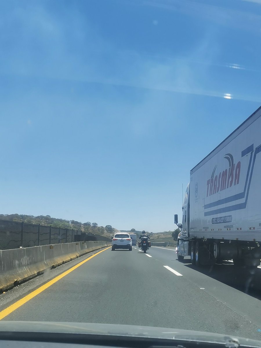 PieroZP's tweet photo. @CAPUFE Se necesita más apoyo para evitar que los grupos grandes de motociclistas sigan poniendo en peligro la vida de los otros usuarios de la carretera. Parece que las reglas y leyes de tránsito no les aplican; exceso de velocidad  y rebases peligrosos. #SeguridadVial https://t.co/nB2W7Su4dc