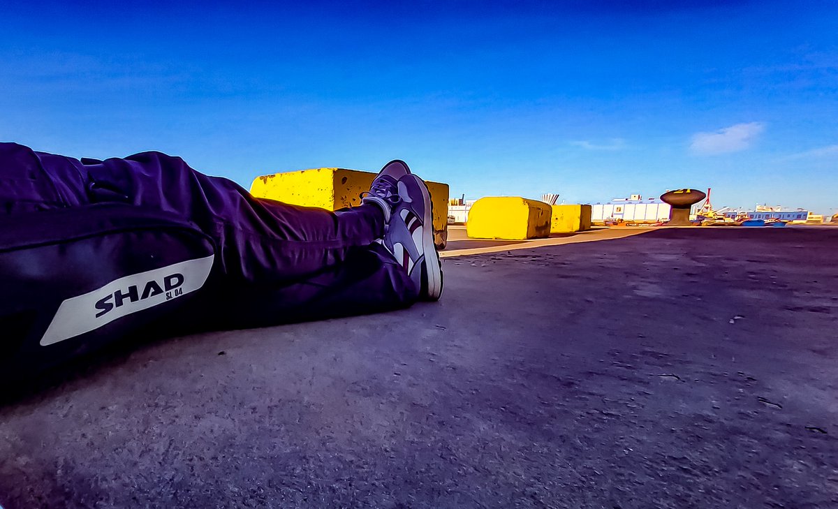 Valoramos poco la paz, no pelear. Nos puede lo material a lo etéreo. Tras unos meses muy muy duros este fin de semana ha sido como alcanzar el Nirvana. Aún siendo intenso de narices, ahora sentado en el suelo, delante del mar, tras pedir perdón a quien debía no se paga con dinero