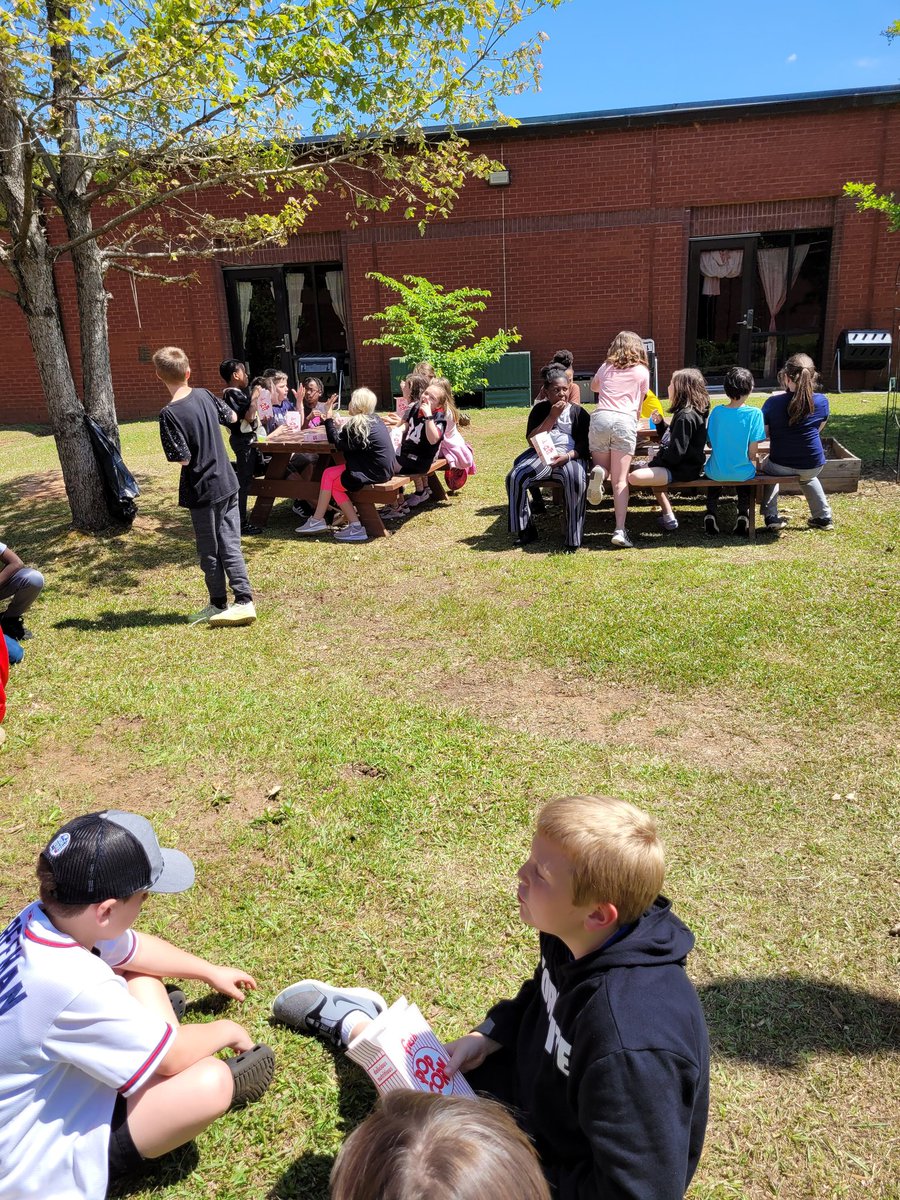 Hub_Sped4's tweet photo. Hanging out after the Milestones Pep Rally.....next week they will "cover their bases"! #theygotthis #hubbardstrong #fourthgrade https://t.co/RlqRAOUH0Z