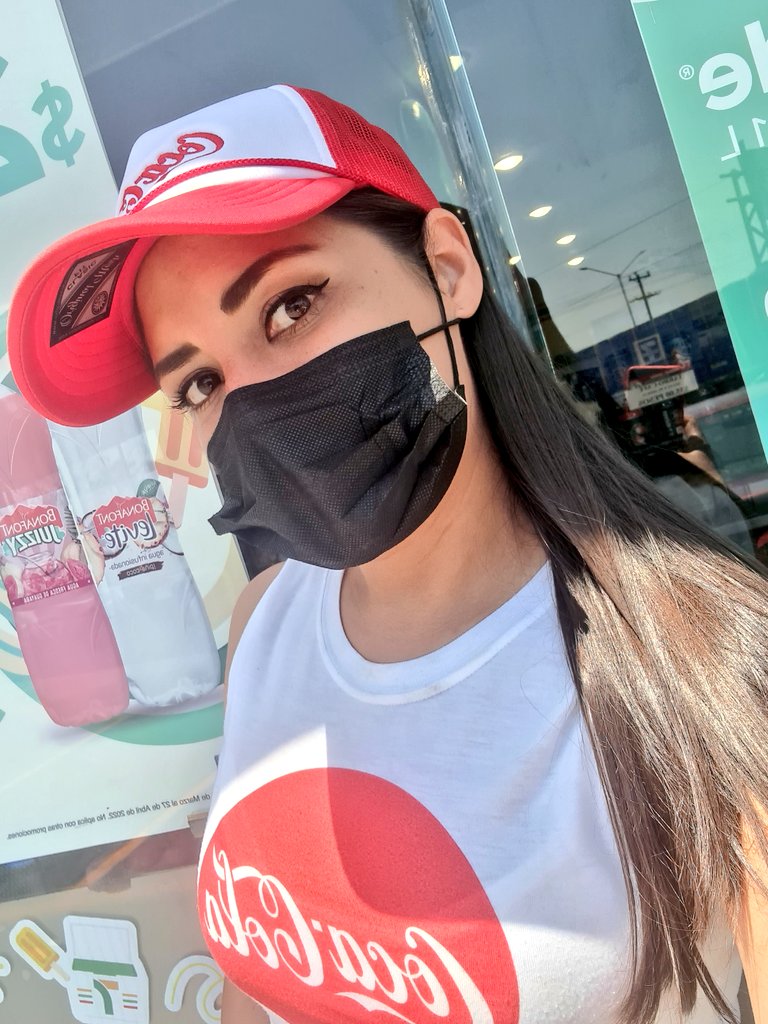 NadiaMenchaka's tweet photo. Último día de trabajo... antes del primer día de trabajo 🥴 #cocacolateam🟥⬜️ https://t.co/2wjur0xGLU