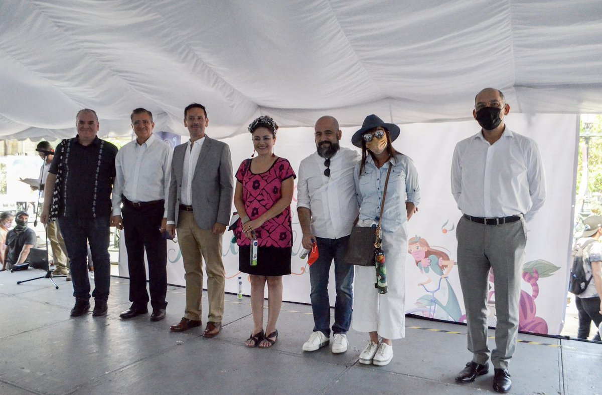 fjgmadariaga's tweet photo. @CUAAD_UdeG @itrali_udeg @Letrasparavolar Estamos muy orgullosos y entusiasmados de participar con el @GuadalajaraGob, la @FILGuadalajara y @CulturaUdG en los festejos por la declaratoria de Guadalajara Capital Mundial del Libro. ¡Felicidades a todos y todas los participantes y organizadores! 👏🏽 https://t.co/lMgNo45ImT