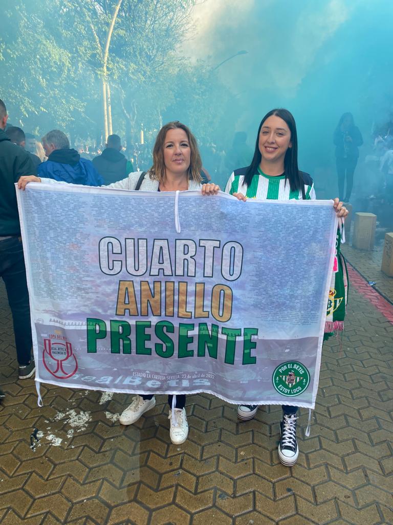 seroc75's tweet photo. Muchísimas gracias a los amigos de @LocosBetis por hacer esta maravilla y que todos ellos pudiesen estar presentes en nuestra tercera Final.
Va por ellos!💚🤍🇳🇬
#CuartoAnilloPresente https://t.co/jGwj7Gyv2U