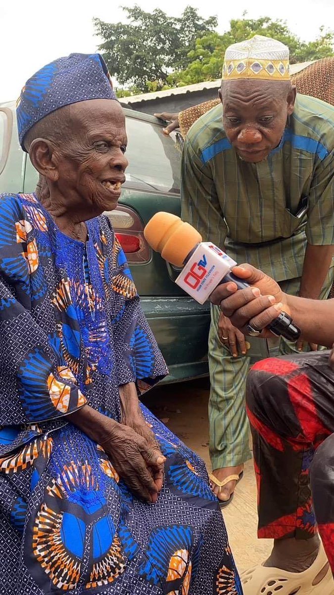 ifedayo_johnson's tweet photo. That Baba Kékeré in Oyo in viral Post is not a palace slave but palace errand, just like your office clerks working for you or domestic staff, or those working in National assembly. Are they your slave?? 

Oba Lamidi Adeyemi #Abobaku https://t.co/sZRV2mkAek