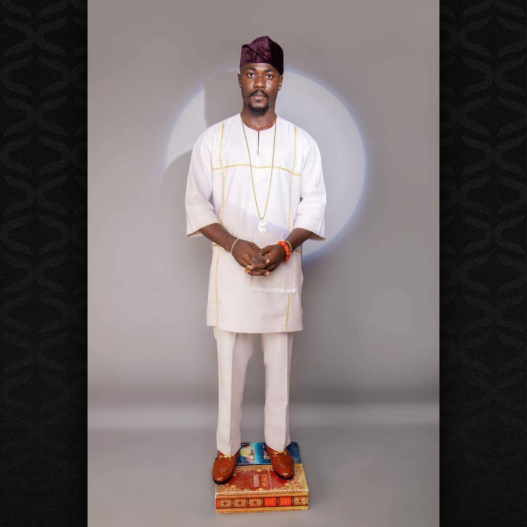 _KingCoal's tweet photo. From our look book 👑✨

Specially crafted carton linen two piece with and stitched champagne gold bead embellishments and a purple velvet cap.

#kingcoal #kaftanking #fashiondesigner
#bellanaijaweddings #bellanaijastyle https://t.co/riRkdmYtqy https://t.co/puvUoMS3iH