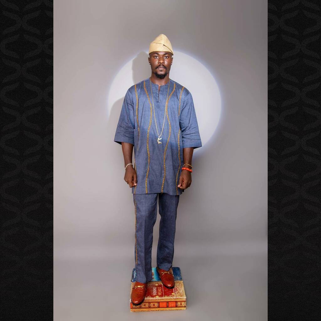 _KingCoal's tweet photo. From our look book 👑✨

Specially crafted linen two piece with and stitched bead embellishments and a gold cap.

#kingcoal #kaftanking #fashiondesigner
#bellanaijaweddings #bellanaijastyle https://t.co/KiPVvOeShQ https://t.co/VliawCEAoD