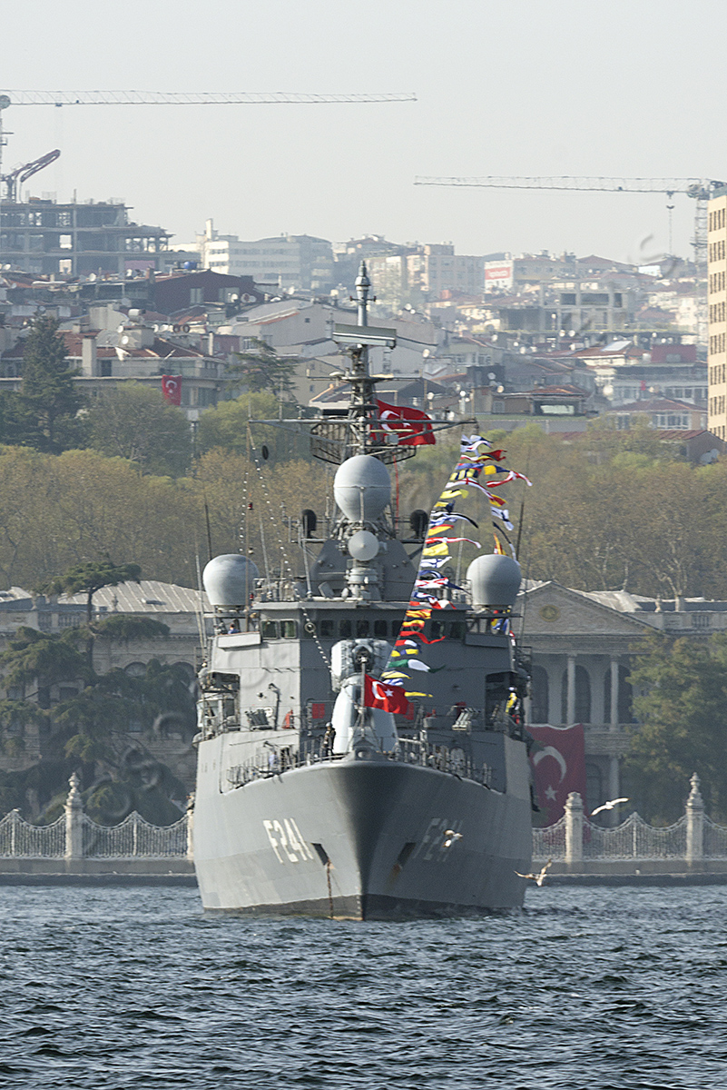 devrimyaylali's tweet photo. TCG Turgutreis firkateyni 23 Nisan Ulusal Egemenlik ve Çocuk Bayramını kutlamak üzere, İstanbul'da Dolmabahçe Sarayı açıklarında. Barışın Güvencesi.
 #MEKO200TN #frigate #TCGTurgutreis #F241 #YavuzClass https://t.co/dLEFxnVIfA
