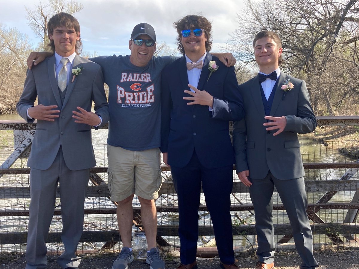 JeffKohl2's tweet photo. #HangingOutWithCoolestKidsInEllis #SharpDressedFellas #EverybodyLikesClassOf2023 https://t.co/xKN4wiMKCh