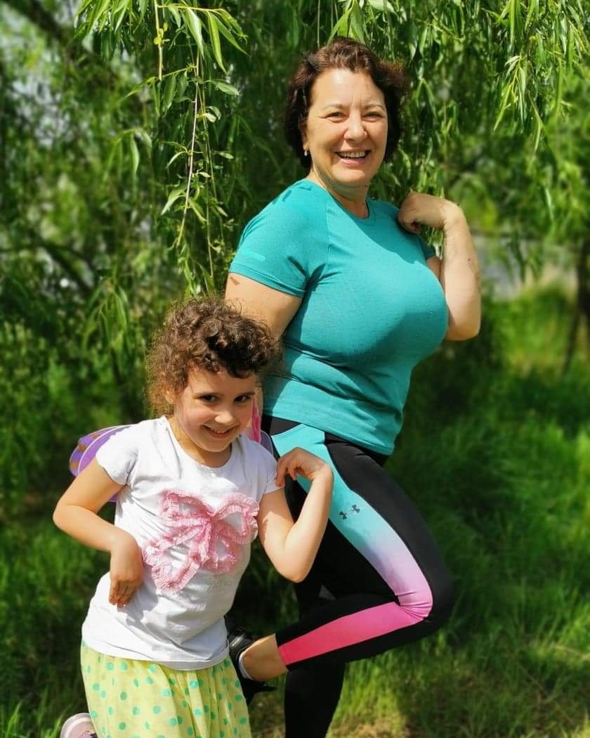 matei_mara's tweet photo. Ceea ce vedeți în fotografia de mai jos, sunt 2 flamingo 🦩🦩care se antrenează pentru #StafetaDeLegenda. 🏃‍♀️🏃‍♀️
Dacă vreți să ne însoțiți, puteți face o donație către Asociația Autism Voice, urmând linkul de mai jos, iar eu vă mulțumesc din 💙!
https://t.co/GQQjiqDLQF
#PotSaZbor https://t.co/jbTHsfoEo8