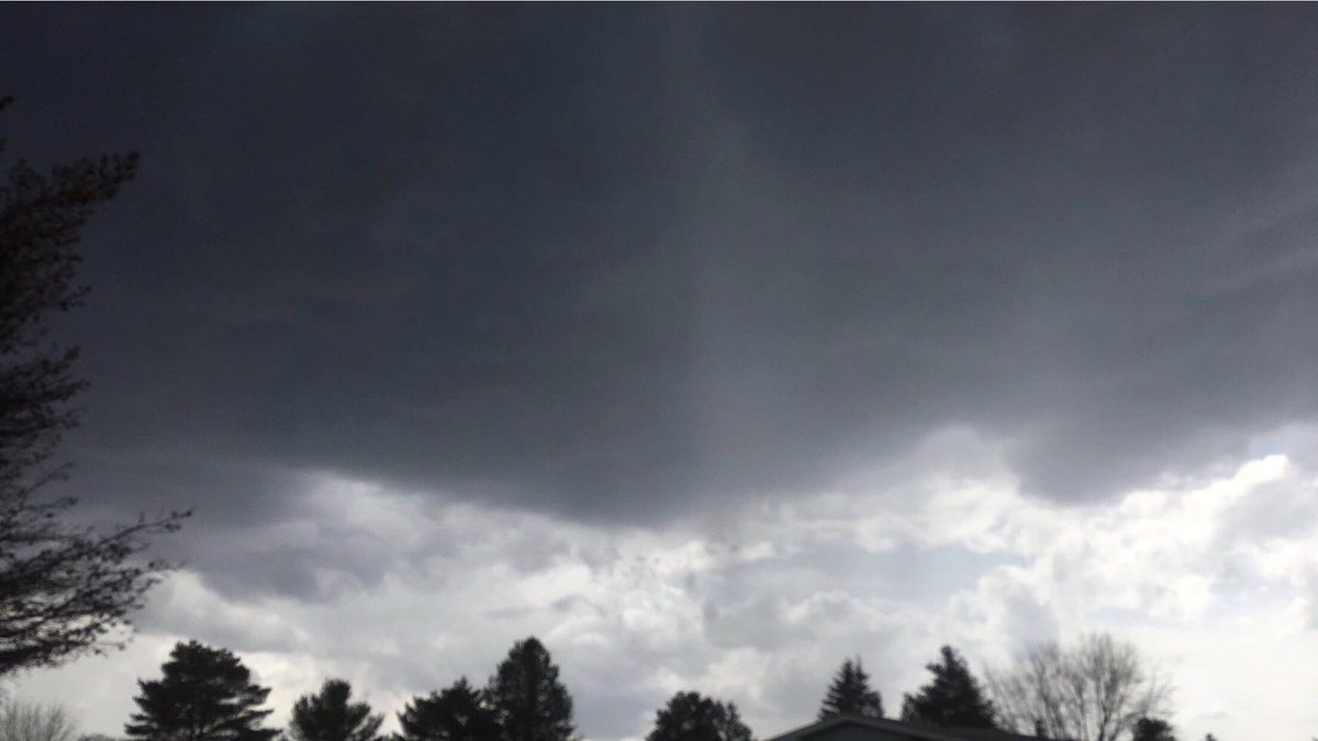 MichStrmEnthus's tweet photo. A little bit of a lowering on this storm @NWSDetroit #miwx #kdtx #mistorm #wx https://t.co/eLm7yY3Szm