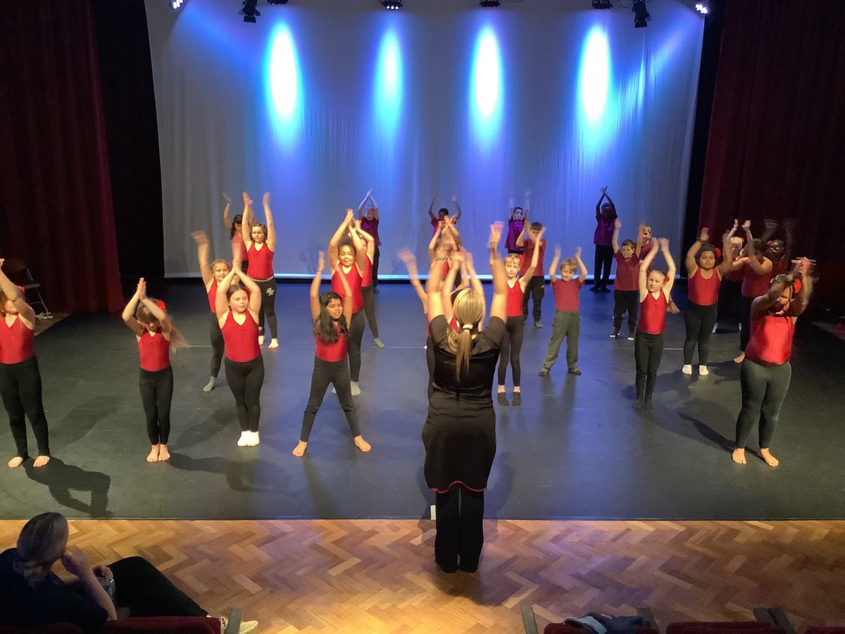 goldsmithwalsal's tweet photo. ๐๐ฝ๐ชฉ๐บYear 4 were extremely โcourageousโ when they took part in their #Love2Dance performance in conjunction with @Windsor_Tweets. The show was wonderful and it was great to see other members of our @WinAcadTrust family perform. Great job @RiversPrimary! #WATaDancer ๐บ๐ชฉ๐ https://t.co/QoE3cZYgKl