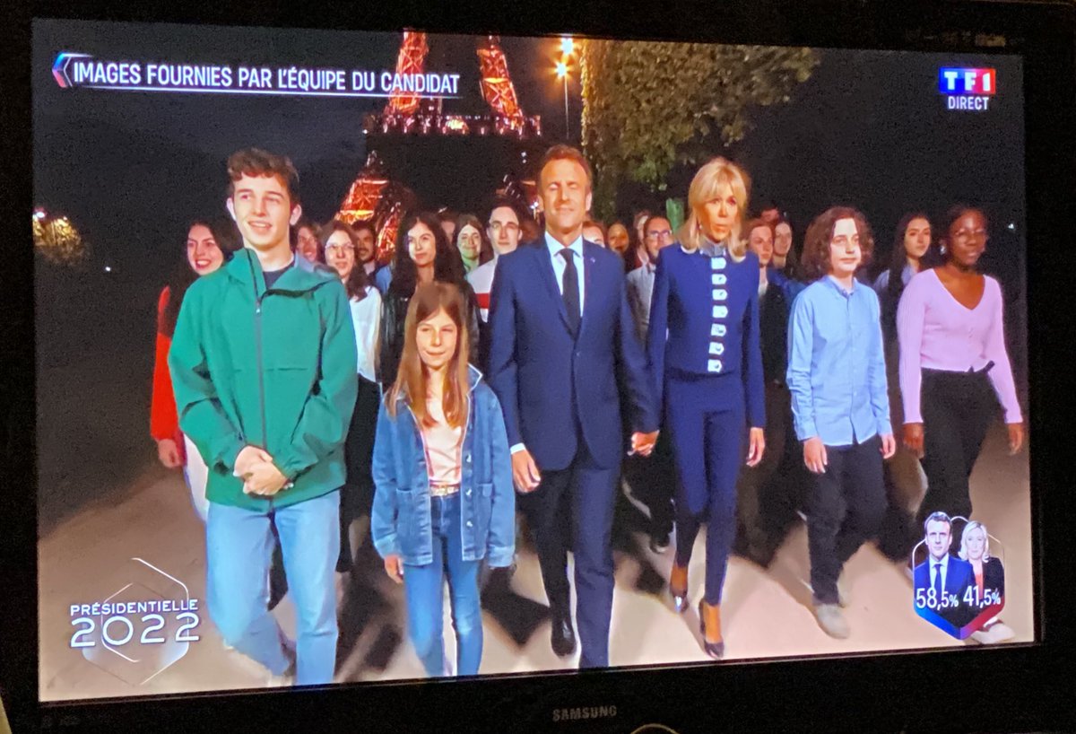 Le défilé de macron on dirait un clip de Big Flo et Oli