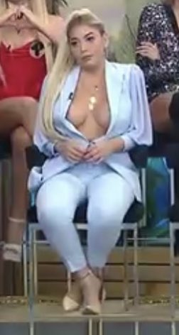 helloguys1290's tweet photo. Esta chica no tiene asesor de imagen? Se ve bataclana en vez de sexy 🤮👎 #ElPoderDelAmor2 https://t.co/7orrrpcZCh
