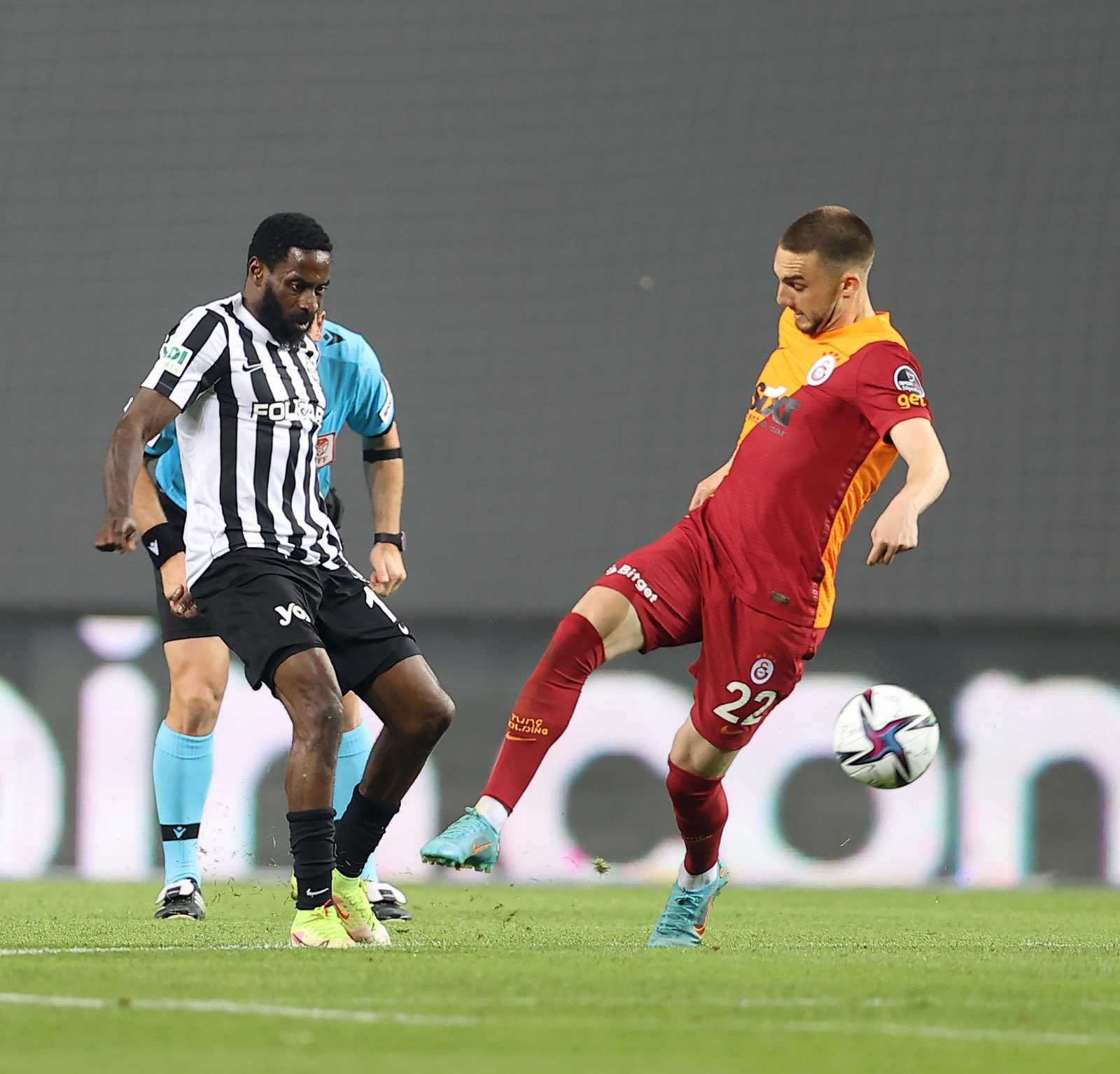 Altay-Galatasaray maçında Berkan Kutlu'nun top kapma mücadelesi