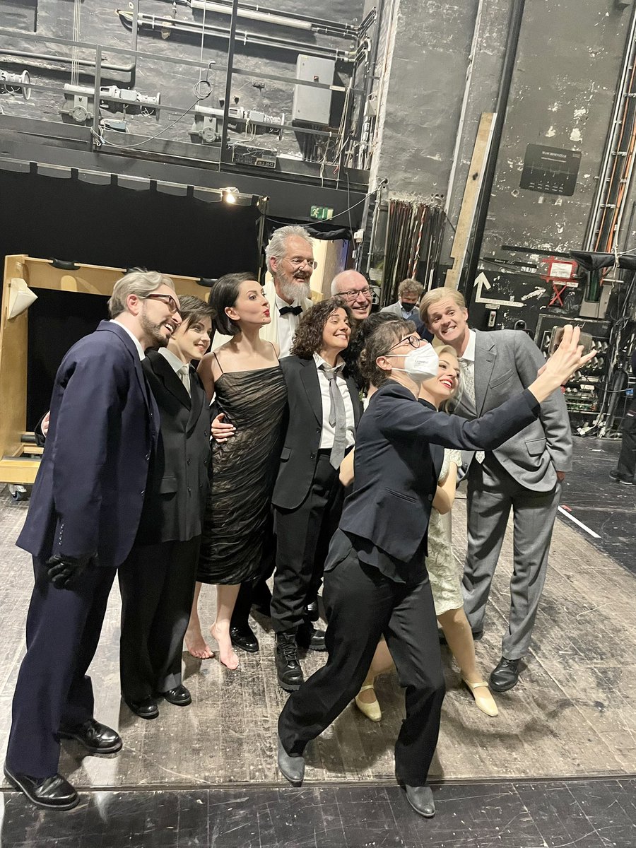 oper_stuttgart's tweet photo. Selfie-Time nach der Vorstellung! Das war die Wiederaufnahme-Premiere von Händels ALCINA – großer Jubel im Publikum, glückliche Gesichter auf der Bühne! #StgtAlcina https://t.co/VWynaSgJ2p