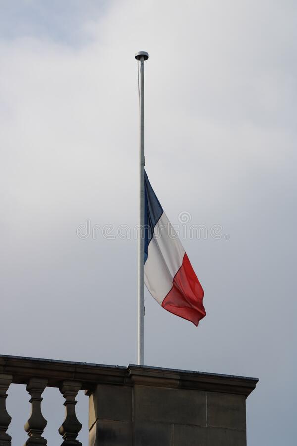 Emmanuel #Macron entre sur le #ChampDeMars sur l'air de l'hymne de l'#UE, "l'hymne à la joie", pas la #Marseillaise 😡

Tout un programme clair et net : transfert de souveraineté à l'Union européenne et aux puissances d'argent, destruction de la France.

Honte.