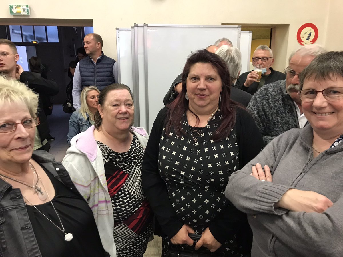 Déçues et dégoûtées, ces femmes qui soutiennent MLP à #HeninBeaumont. 
«Notre pouvoir d’achat à dégringolé, ce sera quoi dans 5 ans de plus ?!»
Une alliance avec Zemmour pour les législatives ? 
«Oui ! Lui il a compris. Il doit être dans notre camp» <a href="/RTSinfo/">RTS Info (compte archivé)</a> #Presidentielles2022