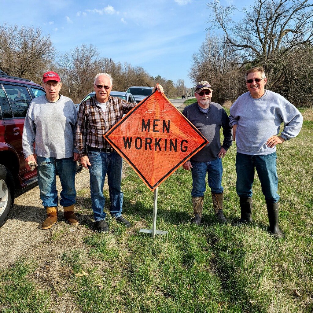 GreatHometowns's tweet photo. Members of the Knights of Columbus took to the ditches from the round-a-bout to ITAMCO this weekend for the #CommunityCleanupChallenge.
Looks great! 👏👏. #GreatHometowns #MarshallCountyCrossroads #MarshallCountyStellar #QualityOfLife https://t.co/PT0085bmAz
