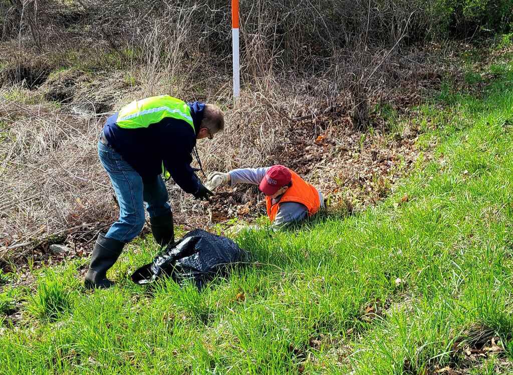 GreatHometowns's tweet photo. Members of the Knights of Columbus took to the ditches from the round-a-bout to ITAMCO this weekend for the #CommunityCleanupChallenge.
Looks great! 👏👏. #GreatHometowns #MarshallCountyCrossroads #MarshallCountyStellar #QualityOfLife https://t.co/PT0085bmAz