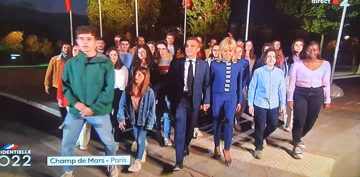 Izabapo's tweet photo. Arghhhhh, l'image de macron arrivant entouré d'enfant, cette posture "ami des jeunes", après les avoir tellement brimer pendant le covid pour brosser dans le sens du poil son électorat constitué des plus vieux, est juste insupportable ! 🤑#Presidentielles2022 https://t.co/k7JhKZbGSQ