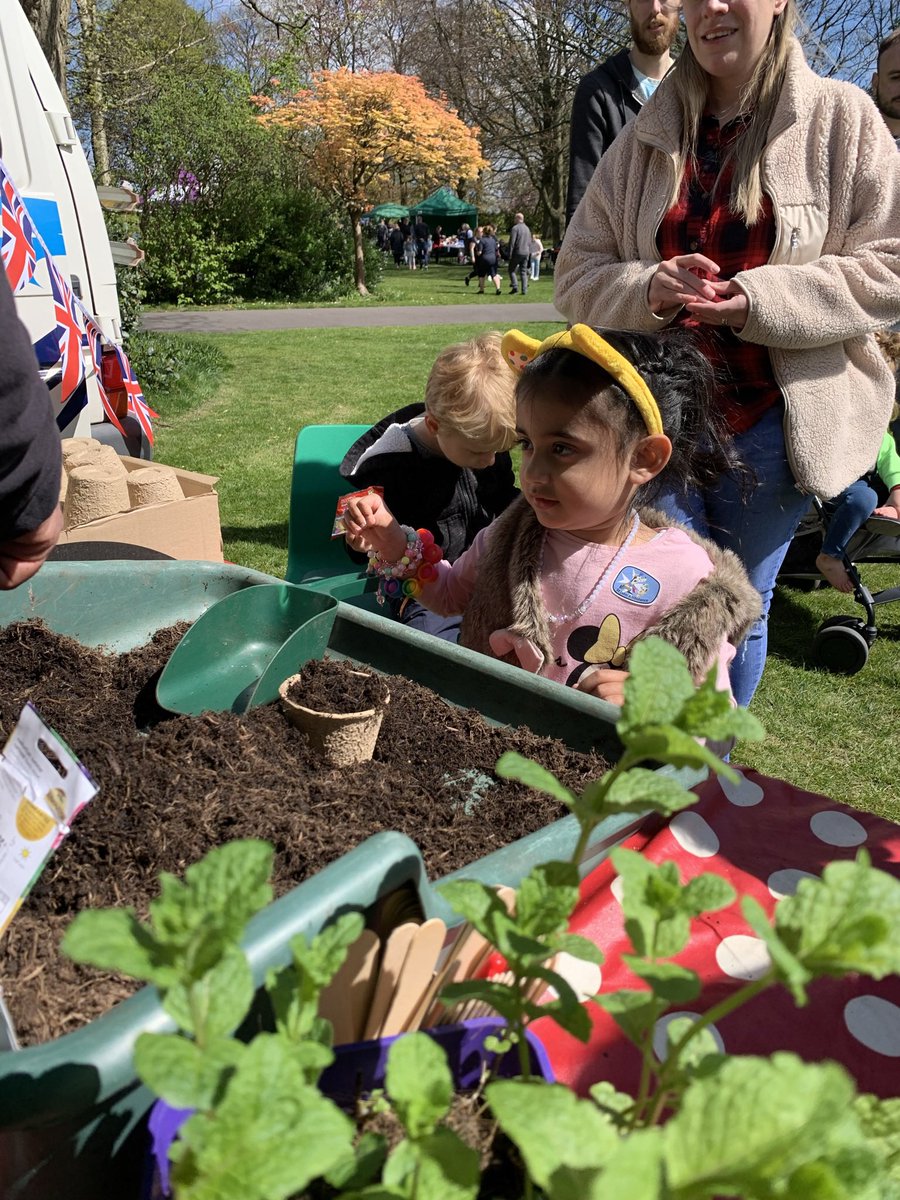 OperationYoung's tweet photo. Superb turnout at our ‘Right Royal Rehearsal’ event at Stamford Park’s Spring Family Fun Day ☀️ 
Fantastic to see the park buzzing with folk, enjoying lots of fun in the sun ☀️ 
As always thanks to our amazing volunteers, we couldn’t do it without you 😊 https://t.co/U3Ud7KuMdt