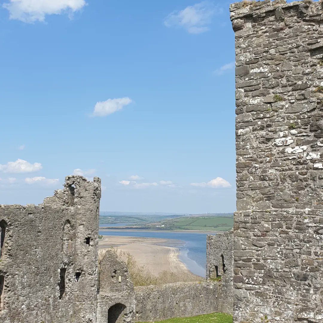 Surfmonkey78's tweet photo. Jazz driving mission landed us in Llansteffan Castle. Bloomin lovely, blowing away cobwebs and still unravelling Schrodinger's Grief 2 years to the day after losing my dad to #FeckingCovid https://t.co/Oq9sN2hzts