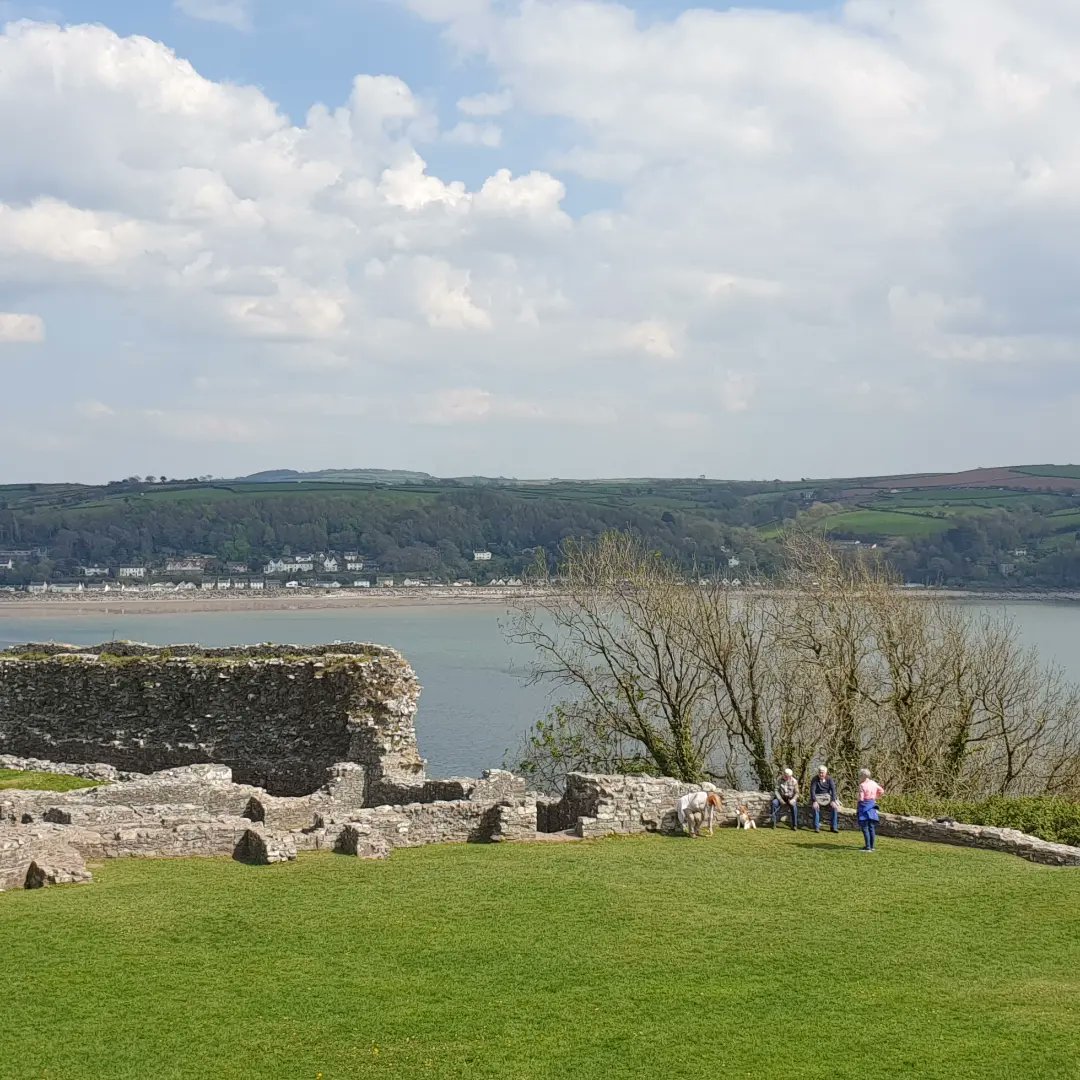 Surfmonkey78's tweet photo. Jazz driving mission landed us in Llansteffan Castle. Bloomin lovely, blowing away cobwebs and still unravelling Schrodinger's Grief 2 years to the day after losing my dad to #FeckingCovid https://t.co/Oq9sN2hzts