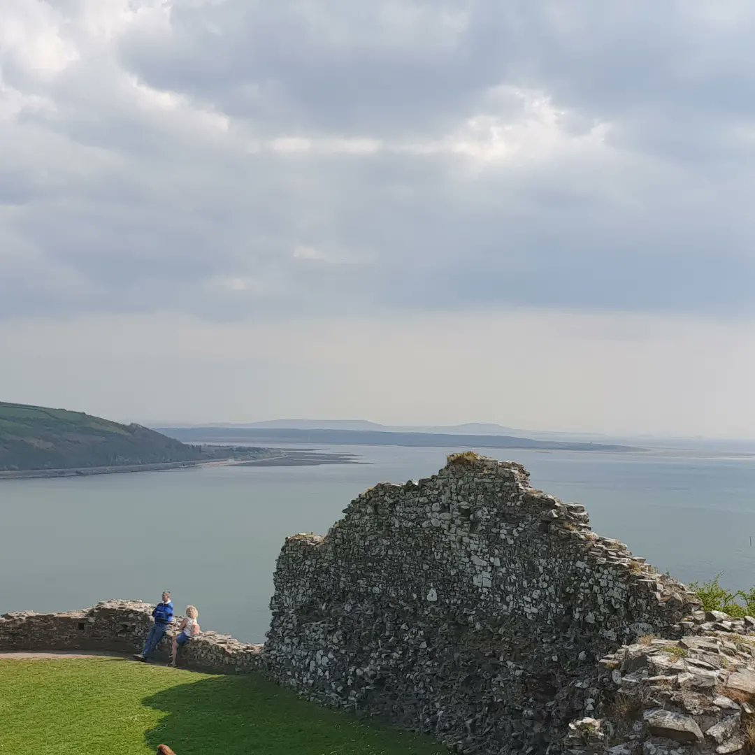 Surfmonkey78's tweet photo. Jazz driving mission landed us in Llansteffan Castle. Bloomin lovely, blowing away cobwebs and still unravelling Schrodinger's Grief 2 years to the day after losing my dad to #FeckingCovid https://t.co/Oq9sN2hzts