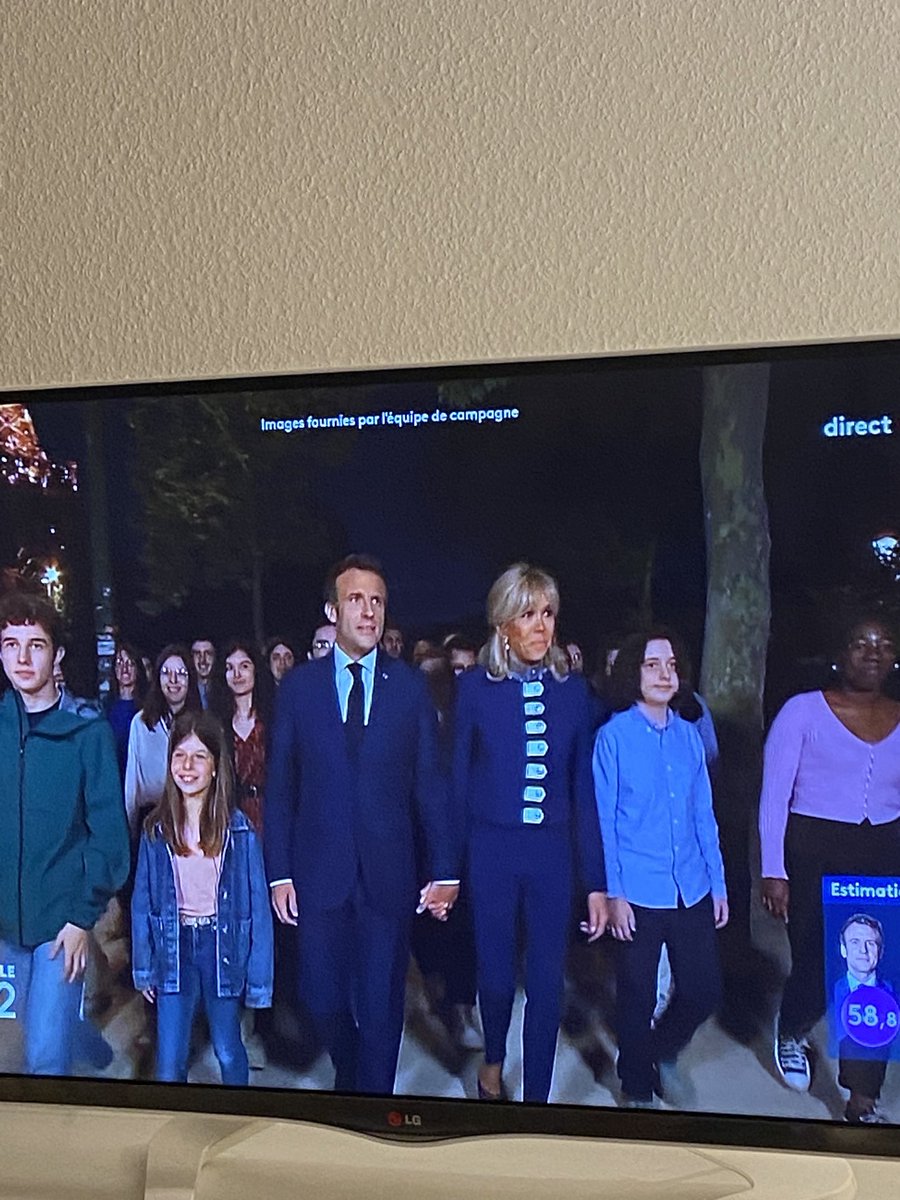 jazzmanahn's tweet photo. #Merci, #ChersCompatriotes: #EmmanuelMacron, #PrésidentDeLaRépublique, à Paris, aux
Champ De Mars 21h43 - Dimanche 24 Avril 2022 https://t.co/nsMO4oZsaZ