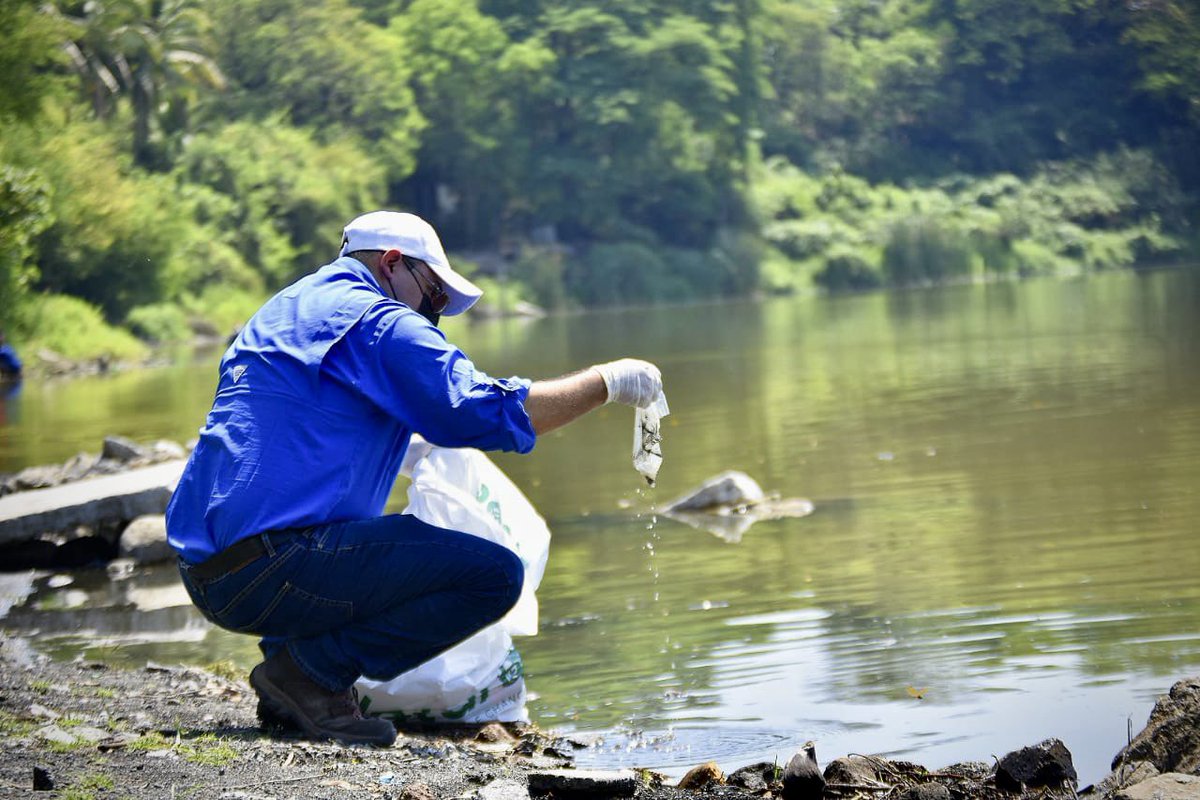 La mejor versión de nuestro hermoso país es posible🇸🇻

Campaña de limpieza 🚮
📍Laguna de Chanmico
<a href="/Marlenechavezsv/">Marlene Chávez</a> 
<a href="/VilmaAlfaro_/">Yaneth Alfaro</a> 
@RobertoAlas_SJO