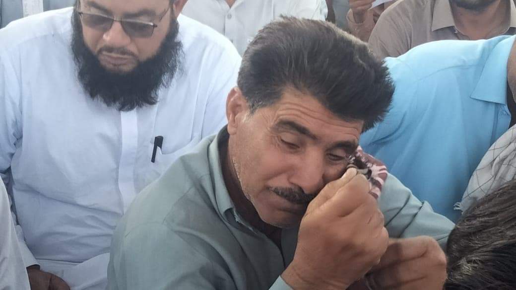 SakibBaloch_'s tweet photo. یا اللّه کسی باپ کو جوان اولاد کا غم نہ دے، شہید داد جان عنایت کا والد غم سے نڈھال 😪😥
#justicefordadjaninayat https://t.co/f0csj8KlBW