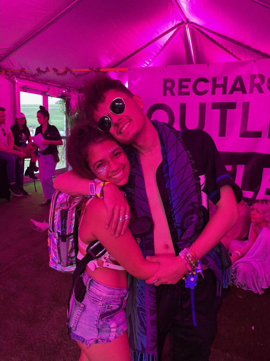 Amanda_huerta2's tweet photo. Went to @UbbidubbiFest yesterday and had the time of my life!!! Even met this lovely guy @itsBaskket super sweet and made my time at the event much better!๐๐ blessed to have met him ๐ฅฐ #UbbiDubbi2022 #firstrave https://t.co/QPoGUd1Sde