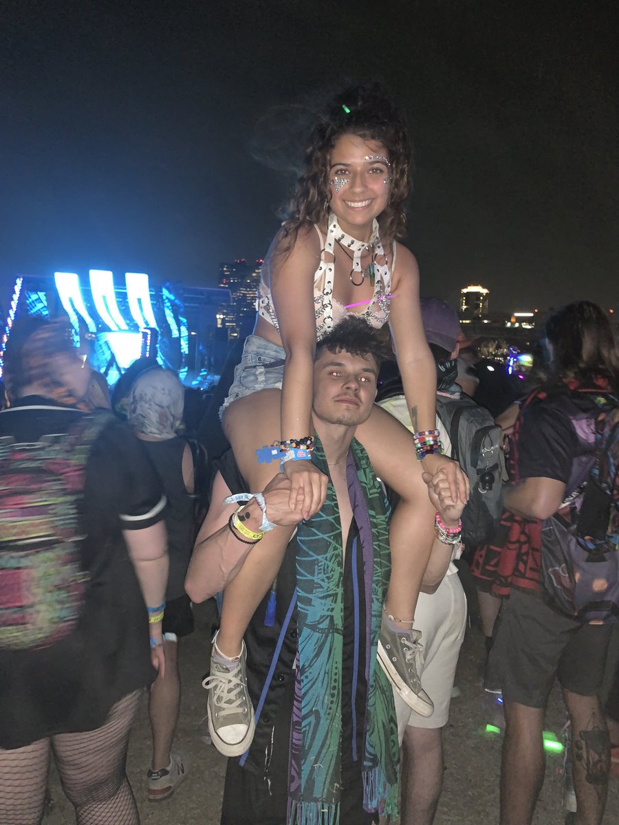 Amanda_huerta2's tweet photo. Went to @UbbidubbiFest yesterday and had the time of my life!!! Even met this lovely guy @itsBaskket super sweet and made my time at the event much better!๐๐ blessed to have met him ๐ฅฐ #UbbiDubbi2022 #firstrave https://t.co/QPoGUd1Sde