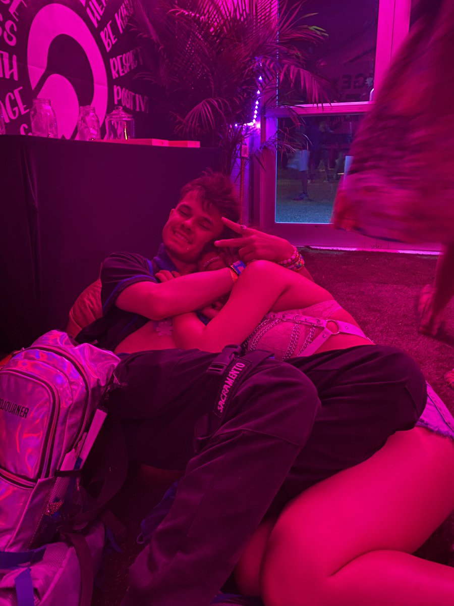 Amanda_huerta2's tweet photo. Went to @UbbidubbiFest yesterday and had the time of my life!!! Even met this lovely guy @itsBaskket super sweet and made my time at the event much better!๐๐ blessed to have met him ๐ฅฐ #UbbiDubbi2022 #firstrave https://t.co/QPoGUd1Sde