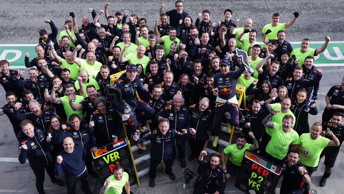 NoeJr11's tweet photo. @F1 @Max33Verstappen This is the original picture #redbullracing  🇲🇽🇳🇱🏁🐂 https://t.co/ucur3eO1jB