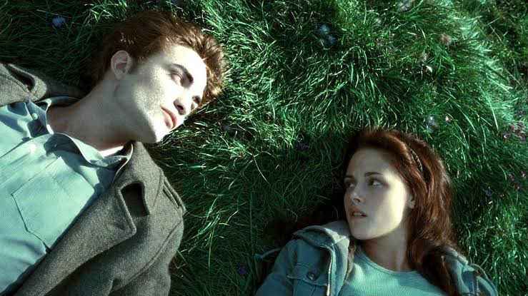 Edward Bella'nın zihnini okuyamıyordu. Çünkü salak Bella'nın zihni bomboştu.