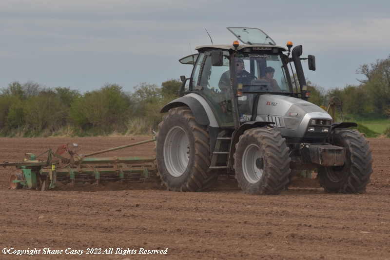 sgcaseyck25's tweet photo. #SpringTillage2022 A good weekend with the cameras. A nice to see some fodder beet going in locally. Not many of the #ArmerSalmon planters still left working so nice to get them 
#ArableApril https://t.co/DQNlB1e9Ee