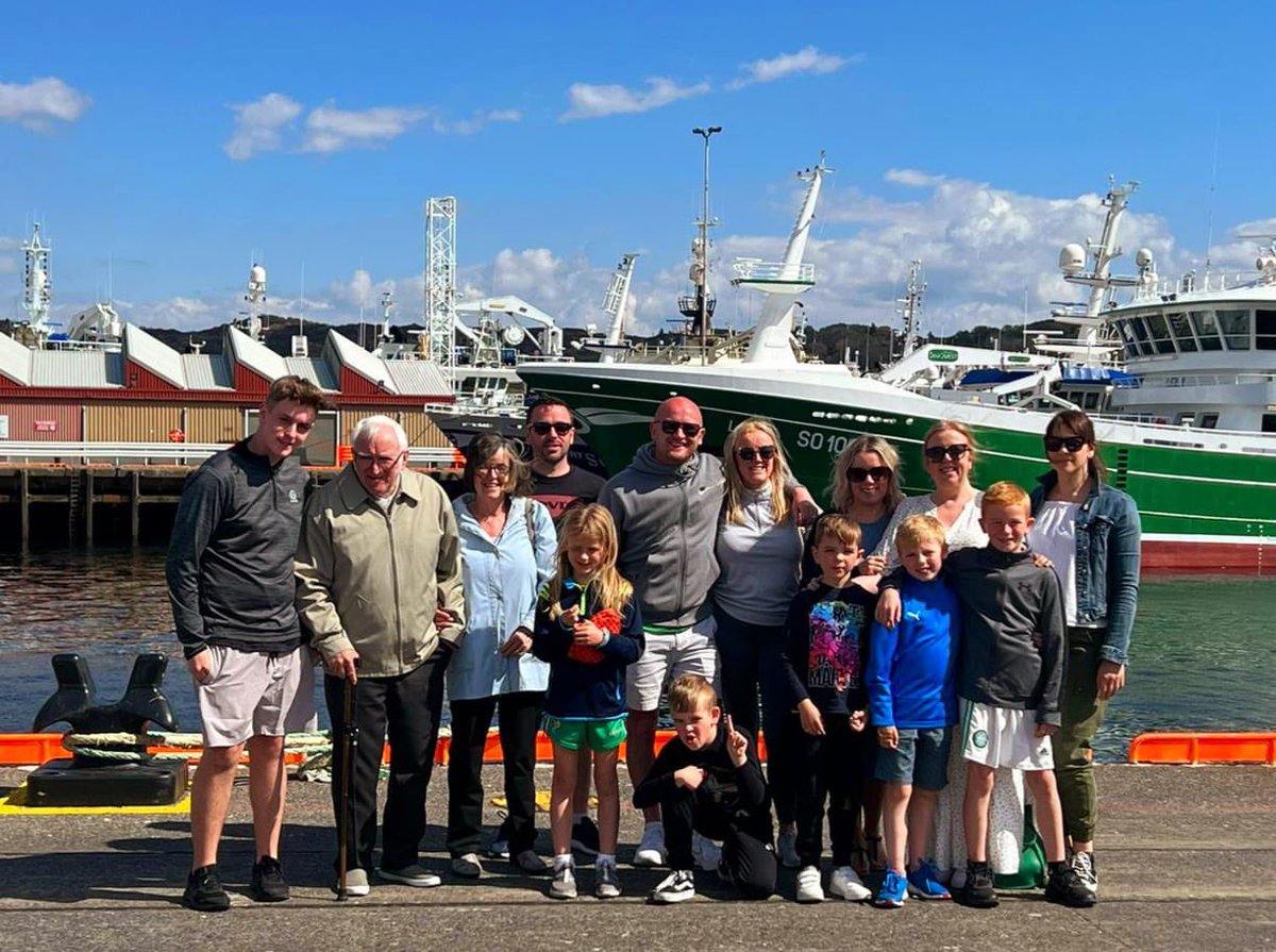 thereallisamc's tweet photo. Family time in Killybegs#fun#family#sunshine https://t.co/ZsmIwziQJw