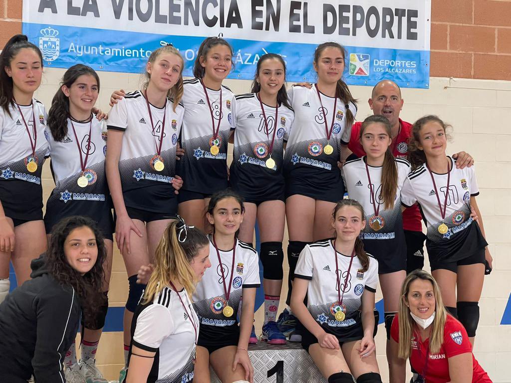 las3fernandez's tweet photo. @InstiLasSalinas Patrícia Gullamon y Daniela Inglés de Segundo de la ESO acaban de proclamarse campeonas regionales de Vóley Femenino https://t.co/pB5kAktWob