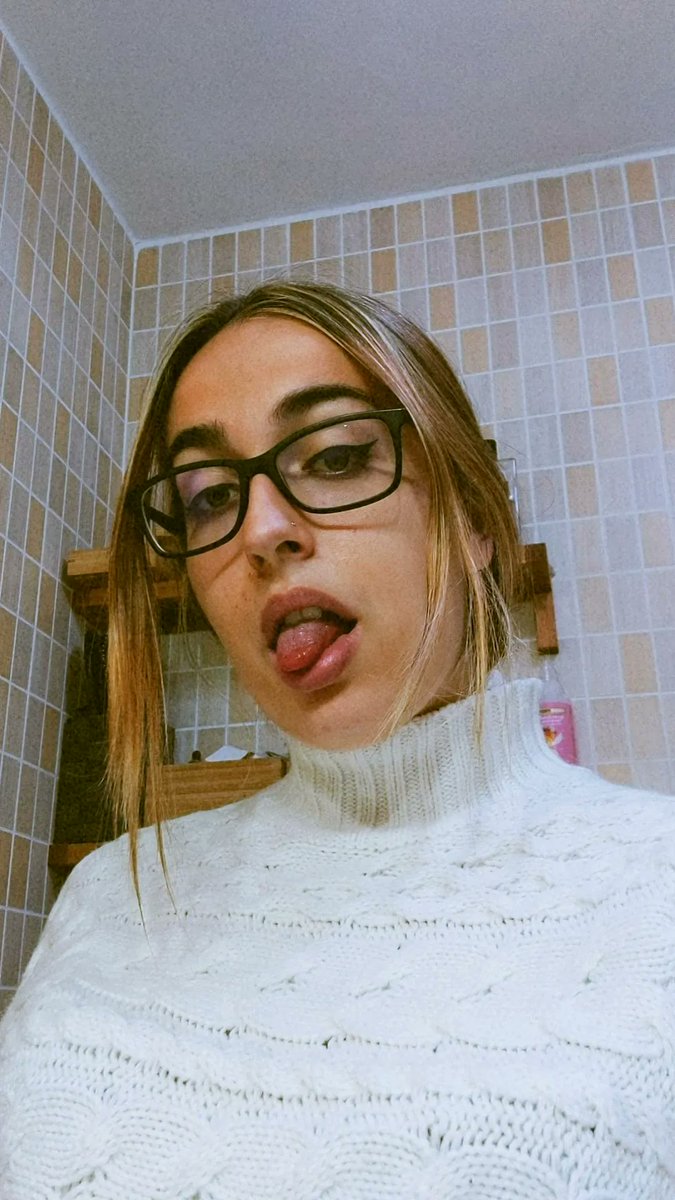 CFOAlbaMadrid's tweet photo. Soy Sandra, de Madrid. Sigo a las chicas desde el 2013. Adoro a las tres obvio, pero Alba es como una hermana mayor para mi 🥺 Mi canción favorita es Vuelvo a ser la rara. Cualquier cosa podeis hablarme #IntegracionSweetie <3 https://t.co/KdTC0pdmbj